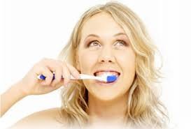 hàm răng trở nên xấu xí vì đánh răng sai cách