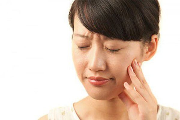 bị chảy máu răng