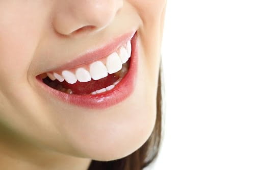 Răng sứ mang nhiều ưu điểm về thẩm mỹ và chất lượng 1
